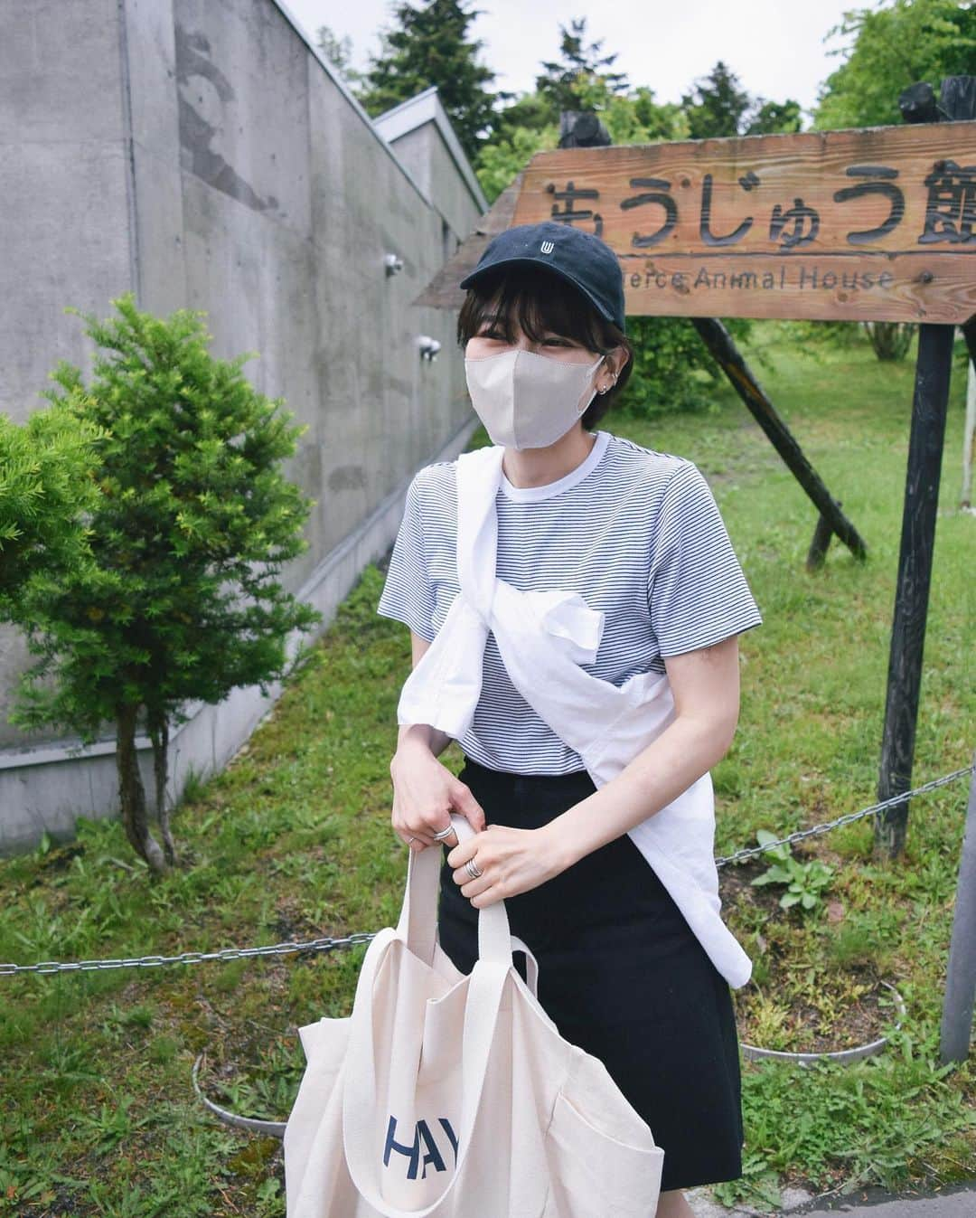 かほこ。さんのインスタグラム写真 - (かほこ。Instagram)「ㅤㅤㅤㅤㅤㅤㅤㅤㅤㅤㅤㅤㅤ ㅤㅤㅤㅤㅤㅤㅤㅤㅤㅤㅤㅤㅤ shirt : #uniqlo T-shirt : #spickandspan #miller pants : #stevenalan bag : #hay cap : #universaloverall sneakers : #無印良品 ㅤㅤㅤㅤㅤㅤㅤㅤㅤㅤㅤㅤㅤ 北海道１日目！旭山動物園に行くため、カジュアルに動きやすく！ ㅤㅤㅤㅤㅤㅤㅤㅤㅤㅤㅤㅤㅤ Tシャツの素材感とかサイズ感、5枚目で伝わるかなあ🥺柔らかくて大きすぎず小さすぎずで最高でした♥これで2200円はありがたい ㅤㅤㅤㅤㅤㅤㅤㅤㅤㅤㅤㅤㅤ シャツは7〜8年前にユニクロのワゴンで安くなってたもの🥰 ㅤㅤㅤㅤㅤㅤㅤㅤㅤㅤㅤㅤㅤ #kaho_fashion」6月20日 21時06分 - xxokohakxx