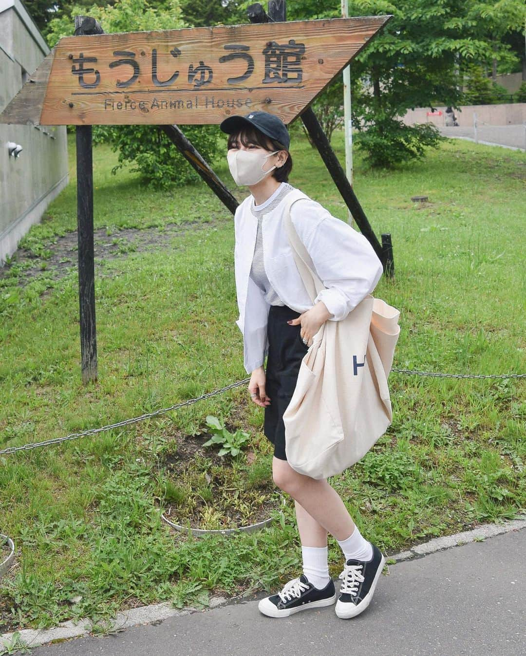 かほこ。さんのインスタグラム写真 - (かほこ。Instagram)「ㅤㅤㅤㅤㅤㅤㅤㅤㅤㅤㅤㅤㅤ ㅤㅤㅤㅤㅤㅤㅤㅤㅤㅤㅤㅤㅤ shirt : #uniqlo T-shirt : #spickandspan #miller pants : #stevenalan bag : #hay cap : #universaloverall sneakers : #無印良品 ㅤㅤㅤㅤㅤㅤㅤㅤㅤㅤㅤㅤㅤ 北海道１日目！旭山動物園に行くため、カジュアルに動きやすく！ ㅤㅤㅤㅤㅤㅤㅤㅤㅤㅤㅤㅤㅤ Tシャツの素材感とかサイズ感、5枚目で伝わるかなあ🥺柔らかくて大きすぎず小さすぎずで最高でした♥これで2200円はありがたい ㅤㅤㅤㅤㅤㅤㅤㅤㅤㅤㅤㅤㅤ シャツは7〜8年前にユニクロのワゴンで安くなってたもの🥰 ㅤㅤㅤㅤㅤㅤㅤㅤㅤㅤㅤㅤㅤ #kaho_fashion」6月20日 21時06分 - xxokohakxx