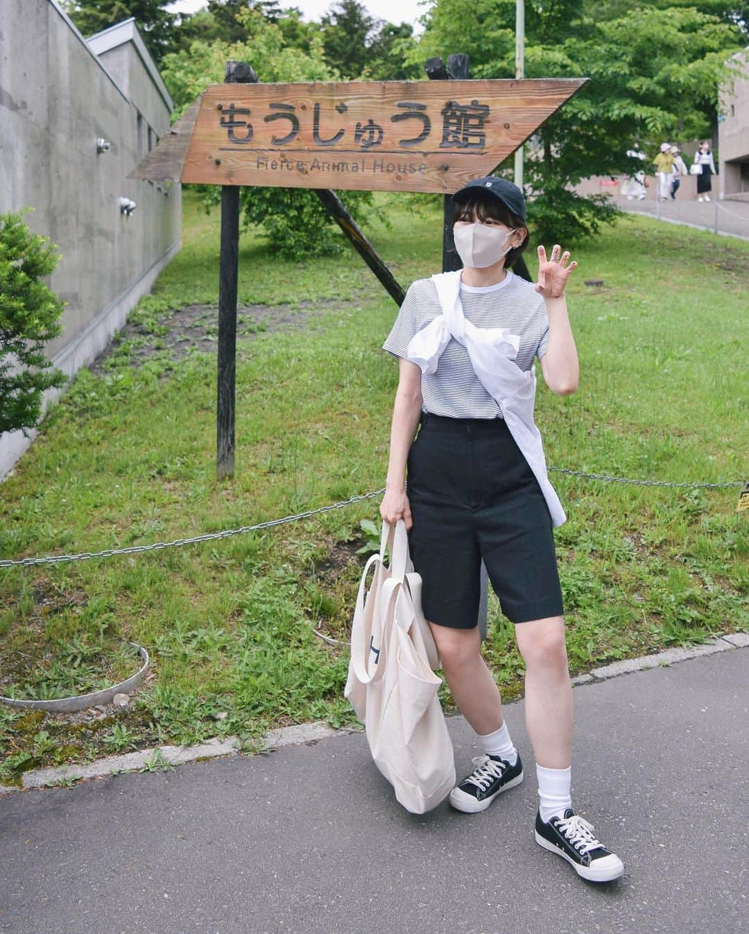 かほこ。さんのインスタグラム写真 - (かほこ。Instagram)「ㅤㅤㅤㅤㅤㅤㅤㅤㅤㅤㅤㅤㅤ ㅤㅤㅤㅤㅤㅤㅤㅤㅤㅤㅤㅤㅤ shirt : #uniqlo T-shirt : #spickandspan #miller pants : #stevenalan bag : #hay cap : #universaloverall sneakers : #無印良品 ㅤㅤㅤㅤㅤㅤㅤㅤㅤㅤㅤㅤㅤ 北海道１日目！旭山動物園に行くため、カジュアルに動きやすく！ ㅤㅤㅤㅤㅤㅤㅤㅤㅤㅤㅤㅤㅤ Tシャツの素材感とかサイズ感、5枚目で伝わるかなあ🥺柔らかくて大きすぎず小さすぎずで最高でした♥これで2200円はありがたい ㅤㅤㅤㅤㅤㅤㅤㅤㅤㅤㅤㅤㅤ シャツは7〜8年前にユニクロのワゴンで安くなってたもの🥰 ㅤㅤㅤㅤㅤㅤㅤㅤㅤㅤㅤㅤㅤ #kaho_fashion」6月20日 21時06分 - xxokohakxx