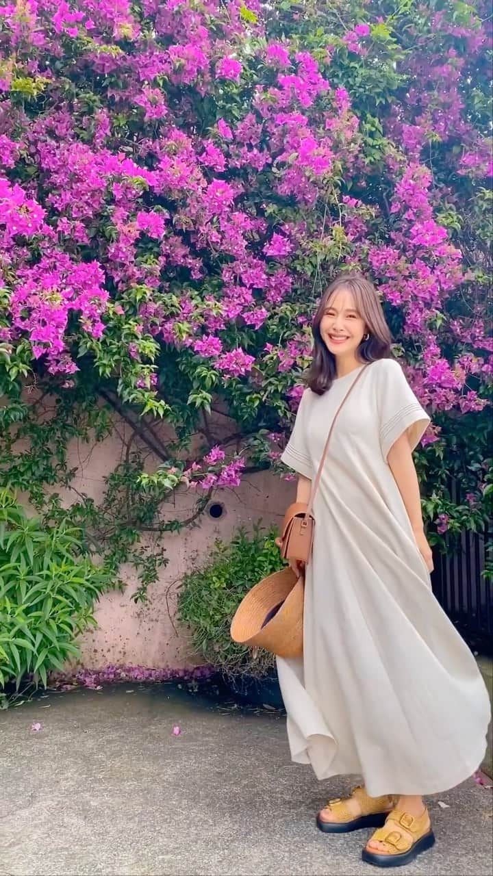 石川理咲子のインスタグラム：「#dayoff 美味しいもの食べて温泉入って、幸せな休日でした♡  👗　@louren__official  👒　@blackbymoussy_official  👜　@vasic_japan  👡　@tods  ワンピースは去年購入したものです。 参考にならず、申し訳ありません😢」