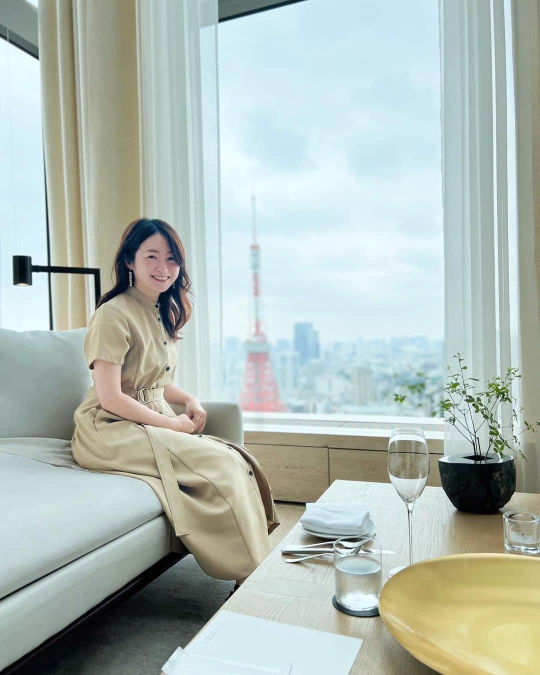 本谷亜紀のインスタグラム：「仕事仲間とアフターヌーンティー💐エディション虎ノ門素敵すぎた、、窓際席予約してくれたの神すぎた😭 ㅤㅤㅤㅤㅤㅤㅤㅤㅤㅤㅤㅤㅤ 食べきれないくらいのボリューム満点のおいしいスイーツたち🍰おすすめのアフターヌーンティーあったら知りたいです🎂 ㅤㅤㅤㅤㅤㅤㅤㅤㅤㅤㅤㅤㅤ ラーメンが最強の食べ物と思ってるからアフターヌーンティーには手を出してなかったけど、ゆーっくり出来るし席に空間あるから仕事の話もできるしとてもよいなぁと。 #エディション虎ノ門　#アフターヌーンティー　#ヌン活 #エディション」