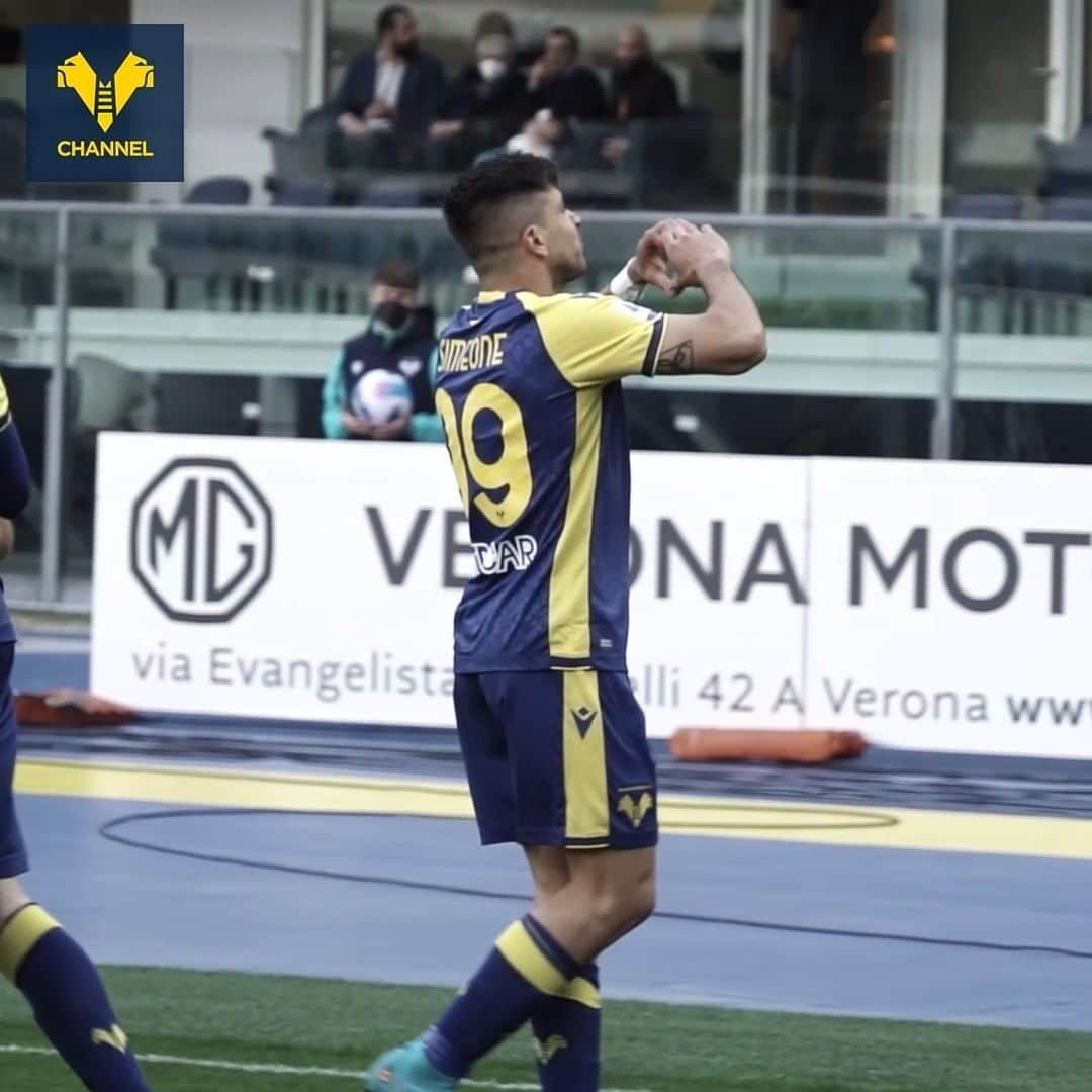 エラス・ヴェローナFCのインスタグラム：「Con la punta dello scarpino, in tuffo: gol di cuore, che vale tre punti 💛💙  #Slowmo #SeasonGoals #Simeone #VeronaGenoa」
