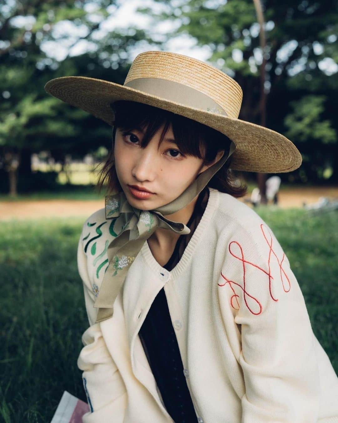飯島望未のインスタグラム：「敏腕マネージャーの @akamel さんが撮ってくれた写真。 なんだか作品撮りみたいになった。笑  そして最後の破壊力ったら。」