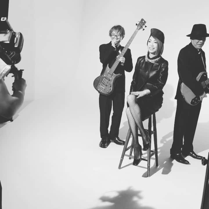 野宮真貴のインスタグラム：「. PORTABLE ROCK二度目の登場！　 本日6/20(月)深夜24:00〜24:30 FMヨコハマ 萩原健太さん @kenta45rpmの 「otonanoラジオ 」 結成40周年記念アルバム「PAST & FUTURE～My Favorite Portable Rock」特集して頂きます🎵  三人揃ってのラジオ出演は、なかなか貴重なので是非お聴き下さい〜♪ 📽はMV撮影時の様子です😊  ●otonanoラジオ http://110107.com/otnr  #fmyokohama #📻 #otonanoラジオ #萩原健太 #portablerock #pastandfuture #myfavoriteportablerock#中原信雄 #鈴木智文 #野宮真貴 #missmakinomiya」