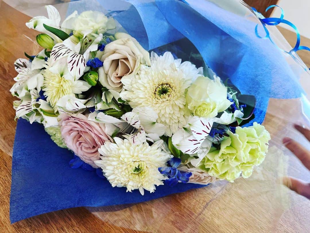 杜このみのインスタグラム：「先日の父の日は 娘からパパへ花束💐のプレゼント🎁 毎日、パパへの愛が止まらない娘は しっかりと花束を渡してから、 チュー😘していました♡ 最近更に沢山の言葉を覚えて来た娘。 アンパンマン→アンパンチー YouTube→ゆーぷちゅぷちゅ スープ→ぷーしゅー アンパンマンのTV→アンパンチちーびー笑 足の事を、何度『あんよ！』と教えても あしー！と言うのが可愛くて、 何度も聞いてしまいます…😂笑」