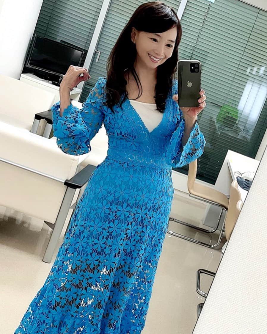 アグネス・チャンのインスタグラム：「今夜はナゾトレオンエアー。フジテレビ系列、夜7から2時間特番です。この衣装、スタッフ褒められて、嬉しかったです。ラッキーカラーのブルー🌸」