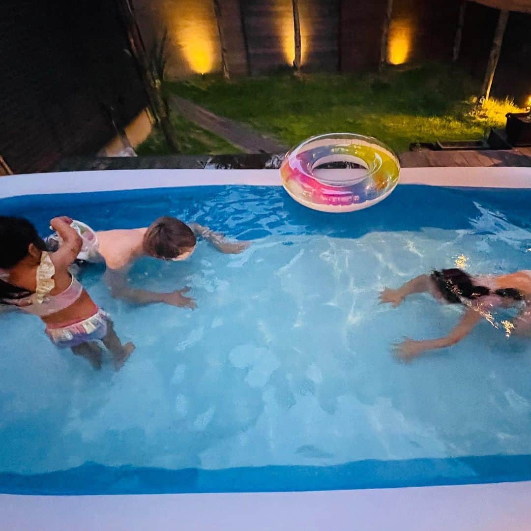 田村淳のインスタグラム：「ナイトプール 庭でナイトプールやってみた👙 長女も次女も水遊びが大好きで 一緒に遊びたいけれど、日中はなかなか時間が合わないので、ナイトプールなら一緒に遊べるなぁと思いやってみた^_^20時くらいから30分くらいだけど…泳ぎまくったら2人とも疲れて、寝るのが早くて助かる♪外の蛇口からも温水が出るようにして良かったぁ  #パシャパシャ」