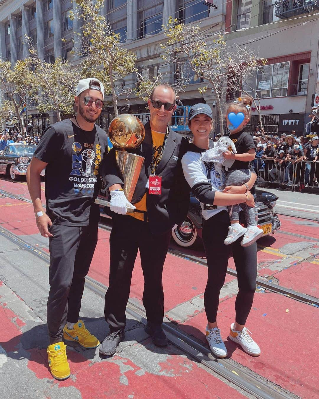 ミシェル・ウィーさんのインスタグラム写真 - (ミシェル・ウィーInstagram)「Baby’s first parade! So fun to see everyone celebrate after such an amazing season!!! Goooooooo dubs! Love you Bay Area 💙💛  #bayarea #nba @warriors @jonniewest4 💍💍💍💍」6月21日 7時37分 - michellewiewest