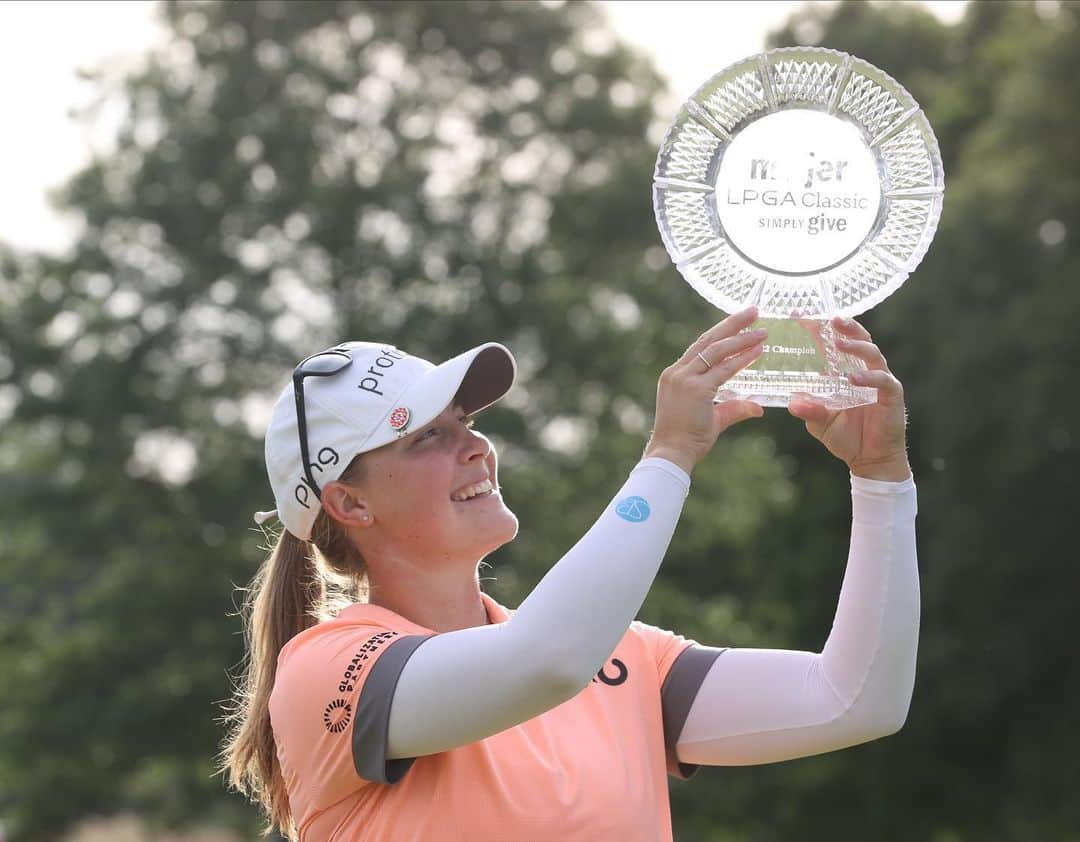 ジェニファー・クプチョのインスタグラム：「Win #2 in the books!! 🏆🏆 To get my 2nd win against a stacked leaderboard and in front of huge crowds at the @meijerlpga was absolutely incredible. I'm really proud of this one and it's awesome to be able to give my dad a pretty special Father's Day gift! Thank you to everyone involved in making this tournament one of the best stops on the @lpga_tour! And to @nellykorda and @leonamaguire for a great battle to the end 👊🏼 on to the @kpmgwomenspga, looking forward to another big week ahead!」