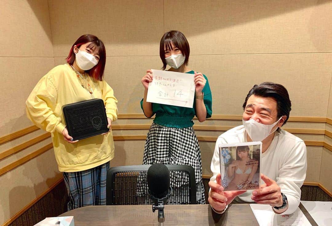 のインスタグラム：「#ノーギャラジオ シーズン2 皆さんの応援のおかげで、 なんと1位になることができました……😭✨   帰ってきてからアーカイブをもう一度聞きなおしてました。 涙ちょちょぎれです。一つ一つのコメントが温かい。   ほんとに、みんなの応援のおかげでしかありません😢💓 数々のグラドルさんが出演されてた中 まさか1位をいただけるなんて思ってなかった。   奇跡です。   奇跡を本当にありがとう(TT)✨   特番はまた改めて告知します‼️ 明日もゲネプロで早いのでもう寝るけど ありがとうの配信もさせていただきます！✨    #グラドル #自作PC #メカ好き #メカ女子 #ゲーマー  #ラジオ #Radiotalk #声フェチ #asmr #巨乳 #童顔 #癒し  #YouTube #radio #asmrtist #japanese #model #pinupgirl #instaphoto #portrait #followme #instalove」