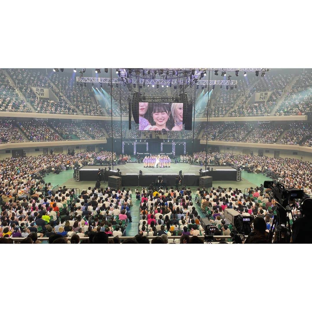 森戸知沙希さんのインスタグラム写真 - (森戸知沙希Instagram)「🍀 　 　 「モーニング娘。'22CONCERT TOUR〜Never Been Better!〜森戸知沙希卒業スペシャル」 ありがとうございました！ 　　 　 幸せすぎる写真載せます… 　 　 綺麗な景色と 大好きな先輩と 大好きなメンバーと メンバーからのプレゼントと めちゃめちゃステキなドレス！ 　 　 こんなにも幸せ！！！感じてます！！！ 　 @riho_sayashi_insta さん #morningmusume22  #モーニング娘22  #森戸知沙希  #卒業  #ちぃ武道館  ハッシュタグを考えようとして、完全に忘れてましたが、ありました。笑」6月21日 1時53分 - chisaki__morito.official