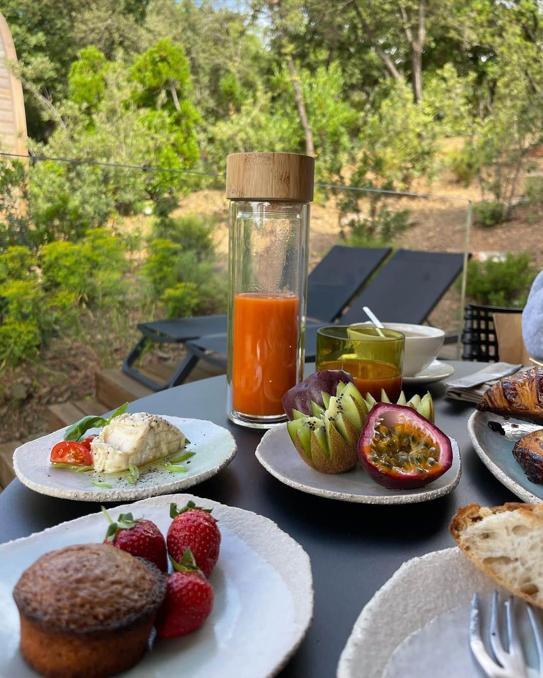 Enzo Cariniさんのインスタグラム写真 - (Enzo CariniInstagram)「Morning Are you more into croissants or pain au chocolat ? @soukilodgesspa   #hotel #men #croissant」6月21日 17時05分 - enzo_carini