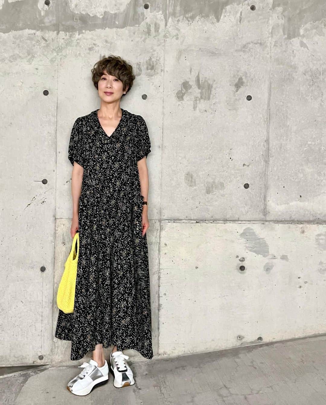 黒田知永子のインスタグラム：「. 蒸し蒸ししてきた…💧 暑くなってきた…💧 そんな時は風の通るワンピース☺︎  #ワンピース好き #ユナヒカ  ﾊﾞｯｸﾞ& ﾜﾝﾋﾟｰｽ #湿度で髪の毛くるくる #黒田知永子 #chiekokuroda   ブランドは画面をタップしてね！」