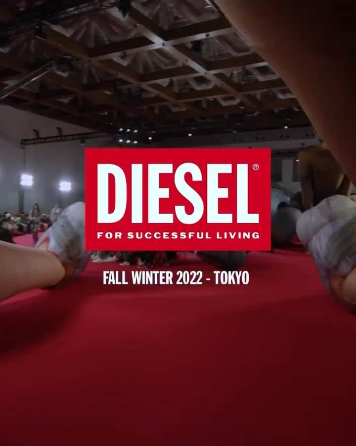 Yusuke Saekiのインスタグラム：「I was honored to be a lead makeup artist for the DIESEL Show in Tokyo!  久しぶりのビックメゾンの来日ショー、 先日のDEASELのShowでMakeupのダイレクションをやらせて貰いました。  総勢61人のモデルに21人の豪華メイクアップチームのサポートで最高の仕上がりと美しさで感動しました。  ショーは関わる全員が完璧な完成という一つのゴールに向かって感じが好き！  @yukimake  @ttoomooii  @tomoyamotegi @michikofunabikimakeup  @aiko_ono  @maki_iii  @haruriiii8  @yuka_washizu  @nagisamakeup  @kie_0  @kotoekikuchi  @risachino_makeup  @shihominishio  @ken_shiroma_official  @ayami_okano__  @mihomua  @kana.ohr  @coi_hair  @lisajuliaflick   Thank you so much for your support❤️‍🔥  The #DieselFW22 runway show touched down in Tokyo on June 9. Six looks reimagined from the original Fall/Winter 2022 runway collection were crafted in head-to-toe Diesel red, as part of a special capsule collection.  Learn more at the link in bio.  #ForSuccessfulLiving」