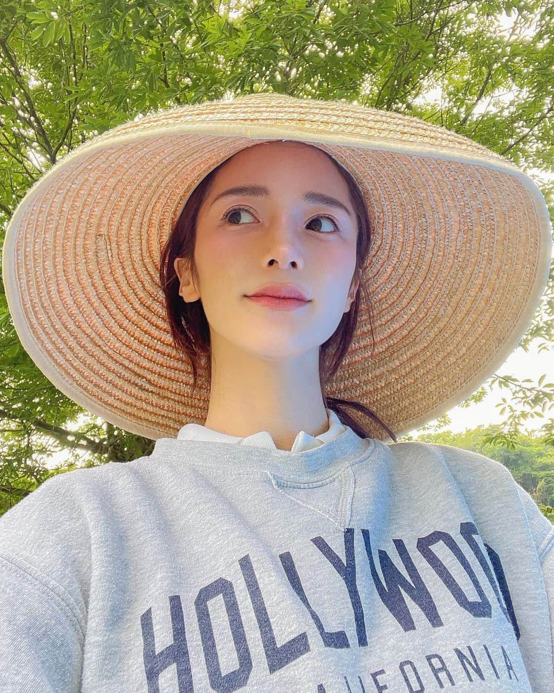 fukishaljのインスタグラム：「The last few weeks 🐴🤍🌸  最近のいろいろ😘 美容やバストケアなど 色々質問頂いてたので今回は 最近した本当に良かった美容を✍️  @dr.sayakanagao の所で 肩ボトックスを初めてしたんだけれど もっと早くすれば良かったくらい 肩凝りが楽になりました。 頭痛になったりしていたので これからも定期的にしたいなと思った🥺 首も長く見えて鎖骨ラインも綺麗になった気がする。痛みは美容鍼くらいだったなぁ。😮‍💨💓  去年受けて良かったハイフを今年も。 @the_roppongi_clinic は2種類を使って顔に合わせて丁寧に当ててくれるし エステハイフと違って持続効果が長いのが助かる。 そして歯ぎしりもあったのでボトックスをお願いしました！  人それぞれ悩みも違うし 肌質や骨格も違うから 悩みを伝えて親身に相談に乗ってくれる @dr.sayakanagao 先生の所に通いはじめた周りの方も多いの😊 先生が常に色んな美容を毎日研究しているのがインスタでもよくわかるから いつもチェックしてるし安心して任せられる🙏🏻  美容ってすごいパワーだなぁって 綺麗になるだけではなくて コンプレックスが改善されて 自分に自信を持てる人が増えたらいいな🌸 自信が増えたら 気持ちに余裕が出来たり 周りに優しく 自分にフォーカスできると思うんです。  本当に良いと思ったものだけ紹介するスタンスはインスタをはじめた頃から変わらないので いつも応援してくれてる人達に これからも色んな良かったこと シェアできたらいいな🥰  ストーリーにもまた経過アップします🙏🏻  #注射に弱い私でも肩ボトックス打ってる時に写真撮る余裕があった😮‍💨☀️ #ネギパイ」