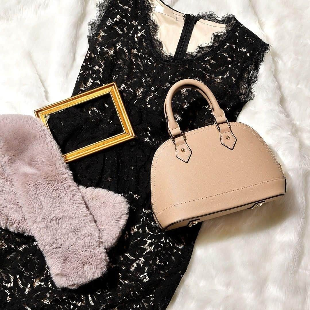 kalie.（カリエ）のインスタグラム：「画像をタップで商品を購入できます👜@kalie_official⁣ ⁣ ＿＿＿＿＿＿＿＿＿＿＿＿＿＿＿＿⁣ .⁣ 上品＆高見えで結婚式コーデにも◎⁣ 「juliet-mini」(ジュリエッタミニ) のご紹介です。⁣ ⁣ 「結婚式にお呼ばれしたけど、たまにしか使わないバッグを買うのってなんだかもったいない…」⤵⁣ でしたら、普段使いもできる「juliet-mini」はいかがでしょうか？⁣ ⁣ 高級感のある素材を使用し上品なラウンドフォルムに仕上げることで、⁣ プチプラなのにしっかり高見え💎⁣ お気に入りのワンピースを引き立てます👗✨⁣ ⁣ フォーマルだけでなくカジュアルにもマッチ👍⁣ コーディネートをクラスアップしてくれます♪⁣ ⁣ 詳細はプロフィール欄のURLよりチェックしてください♩⁣ ⇒ @kalie_official⁣ ＿＿＿＿＿＿＿＿＿＿＿＿＿＿＿＿⁣ ⁣ #カリエ #kalie #鞄 #バッグ #トートバッグ #ファッション #夏コーデ #オケージョンコーデ #きれいめコーデ #キレイめコーデ #キレイめファッション #きれいめファッション #おしゃれママ #お呼ばれコーデ #コンサバ #結婚式コーデ #オケージョン #グレージュ #パーティドレス #デートコーデ #プチプラバッグ #高見え #フェミニンコーデ #レースワンピ #結婚式コーデ #ワンピコーデ #結婚式ワンピ #r_fashion #ootd #bag」