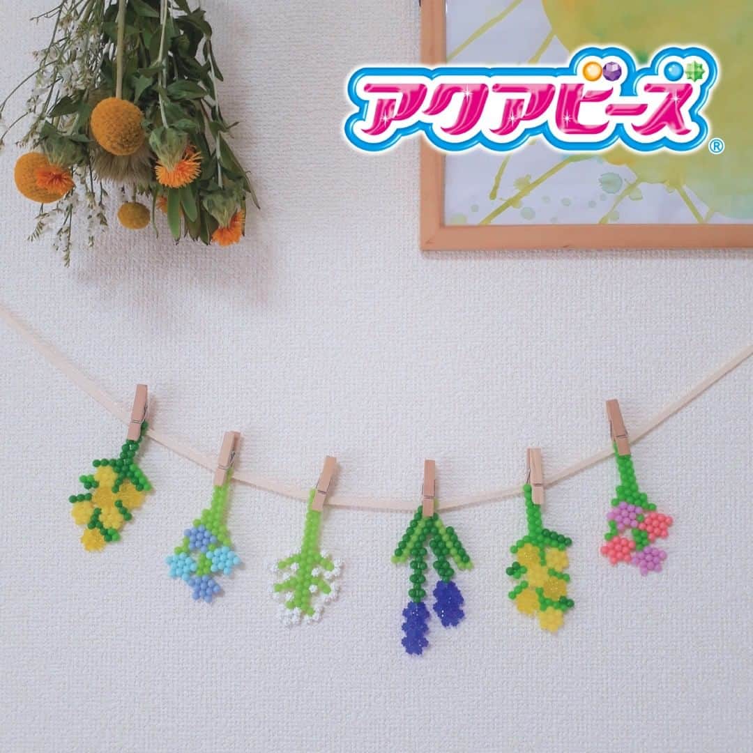 のインスタグラム：「アクアビーズでお花を作って、ドライフラワー風に飾ってみました✨  自分の好きなお花を作って飾れば、ステキなインテリアになりますよ！  ぜひ作ってくださいね♪  #アクアビーズ #aquabeads #ビーズ #beads #おうち時間 #アクアビーズアレンジ #エポック社 #ドライフラワー #花 #インテリア」
