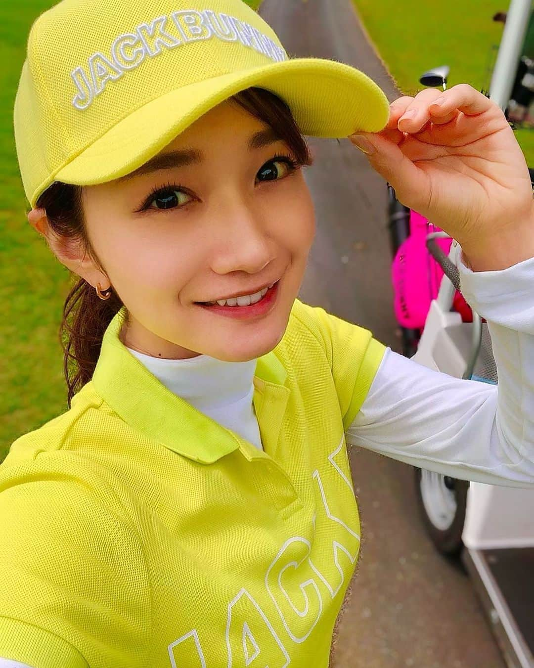 松原江里佳さんのインスタグラム写真 - (松原江里佳Instagram)「❤︎ 久しぶりに雨じゃないゴルフ⛳️ これからの時期、日焼け対策しっかりしないと…🐥🐥 ❤︎ コースがとっても綺麗で…感激✨ バンカー多くてわりと悲劇。 ❤︎ ❤︎ #golf  #ゴルフ #ゴルフ女子 になれたらと #pearlygates  #jackbunny  #ピンクコーデ #イエロー  #アパレル #ブランド  #골린이 #골프  #フリーアナウンサー #スターダスト #でこ」6月21日 18時01分 - erika_matsubara