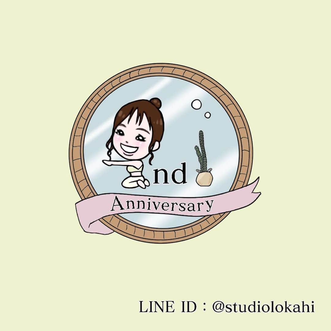 大山美保のインスタグラム：「RQ時代のお友達の @takabody.yoga ちゃんのヨガピラティススタジオ @studio.lokahi が 6月20日に2周年を迎えました‼︎✨  去年の1周年に引き続き、 今回も2周年記念の告知用イラストと、皆さんにお渡しするハガキのイラストを手掛けさせていただきました‼︎☺️✨  今回はSTUDIO LOKAHI +のお洒落なインテリアなどを取り入れてデザインさせていただきました💕  スタジオもおたかちゃん自身もどんどん成長していて、 おたかちゃんは去年、 ベストボディジャパンさいたま、那覇でグランプリ‼︎ 日本大会3位と大大大健闘😭✨  勇気と感動を与えてくれるインストラクターさんの元でレッスン出来るなんて心強すぎるよね😊❤️  それでいて、 とっても温かいスタジオ作りを心がけていて、 多くの人に選ばれる理由が分かります😊✨  今後も全力で応援させてくださいっ(﹡ˆᴗˆ﹡)📣💕  #ヨガ #ピラティス  #スタジオ #studiolokahi  #2周年 #周年記念 #イラスト #ハガキ #デザイン」