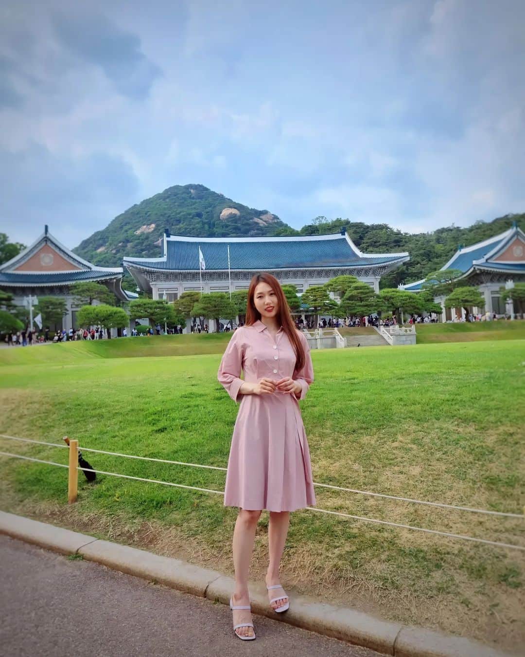우~~사기다のインスタグラム：「요즘 어르신들의 핫플 #청와대   인스타에서  봤던 예뻐보이는 텐트? 피크닉? 장소는 청와대 들어가기 전이라 예약할 필요 없이 그냥 가면 돼여!」