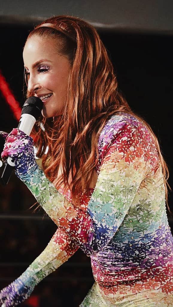 Claudia Leitteのインスタグラム：「Eu queria cantar pra fazer vocês felizes, mas, acho que a mais feliz do mundo era eu, cantando pra vocês! Obrigada!」
