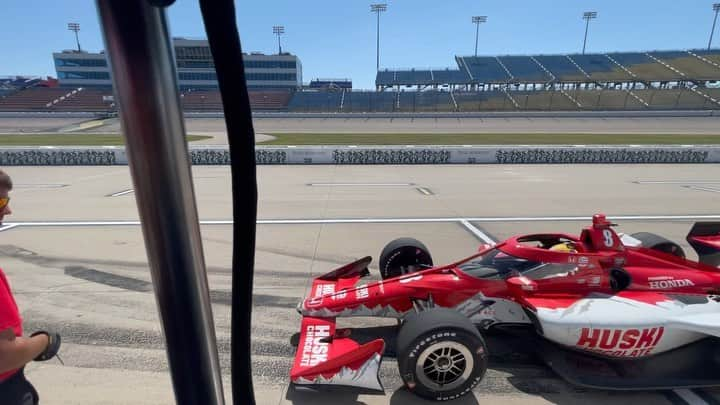 マーカス・エリクソンのインスタグラム：「Good test @iowaspeedway today. Really like this crazy little racetrack 😅. Looking forward to coming back here next month for the double header weekend! #ME8 #INDYCAR   🎥 @jimmiejohnson 🧐🤩   @huskichocolate  @chipganassiracing  @hondaracing_hpd  @bauhaussverige  @modoeyewear  @bellracinghq」