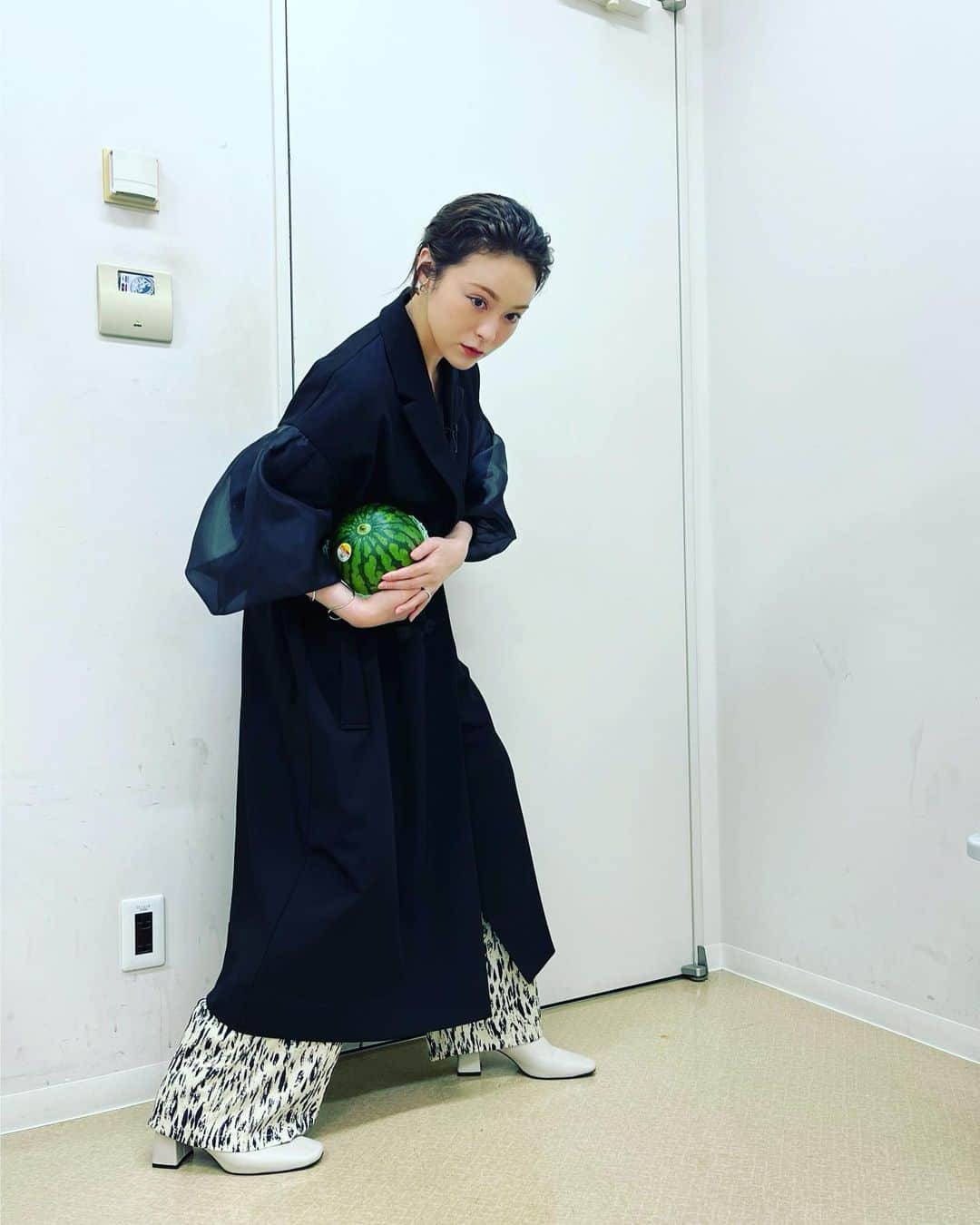 のインスタグラム：「昨日はとある番宣の収録でした。 楽屋に入ったらスイカが、、 スタイリストmickちゃんからの差し入れでした〜 ありがとう(*^◯^*) そんな季節か〜 #スタイリスト #mick #ヘアメイク #北一騎」
