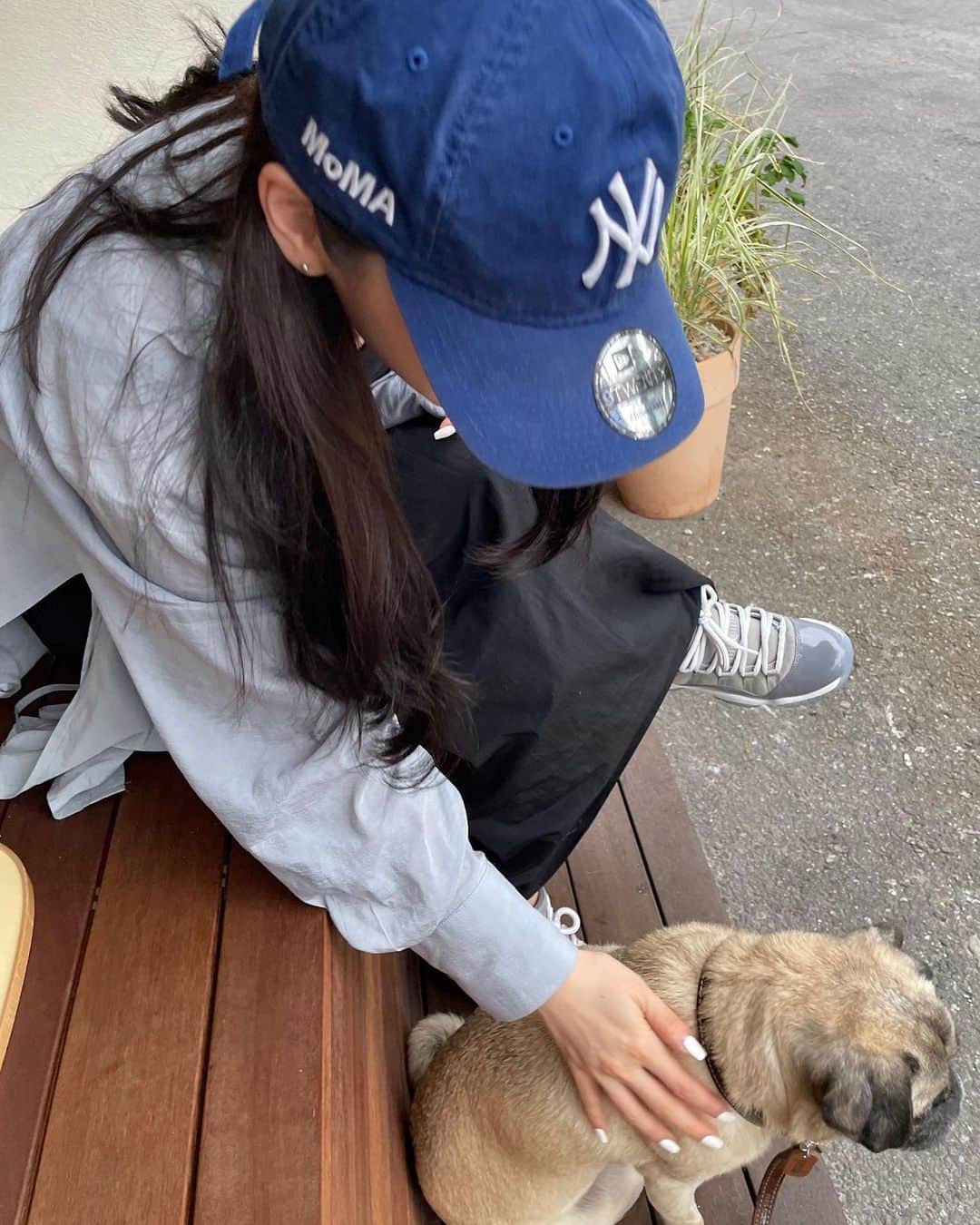 イ・ミンジュのインスタグラム：「사람처럼 앉아서 지나가는 사람들 구경하는 멍멍(11세)」