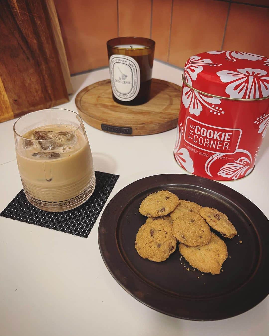 畑野ひろ子のインスタグラム：「今日のおやつ🍪 @makikonikson プロデュースの　THE HAWAIIから、　@cookiecornerhawaii のクッキー❤️ サクサクのクッキーは、止まらなくなる😅 クッキー缶のデザインもすっごく可愛くて、気分も上がります😍」