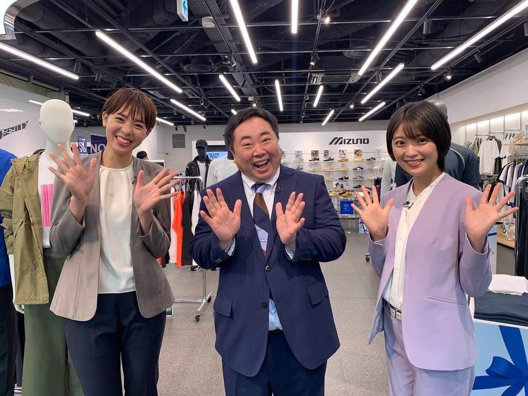 のインスタグラム：「・ 毎週土曜日放送の【御社でインターンよろしいでしょうか？】に出演させていただきます。 ・ 今回の放送は、女優の工藤美桜さんがミズノで1日インターン生に! 私は、塚地武雅さんと一緒に見守り人として出演させていただきます。 ・ 番組内容としては、 就活世代のタレントと社会人経験のあるベテラン芸人がコンビを組んで1日インターン。 実際に働くことで企業の秘密に迫ります。 ・ ミズノは現役時代からお世話になっているスポーツメーカーさんですが、私が知らないこともたくさんあってとても勉強になりました😳✨ ・ そして‼︎なんと‼︎今回は‼︎ 『御社でインターンよろしいでしょうか？』×『ネーションズリーグ 』 やったーぁ🙌ありがとうございます😊 ・ 【放送日】 BS-TBS今週6月25(土)18:30〜OA TVerほかでも配信中! ぜひご覧ください😆♪ ・ ・ #御社でインターン  #BSTBS #ミズノ #ネーションズリーグ  #塚地武雅 さん #工藤美桜 さん #迫田さおり」