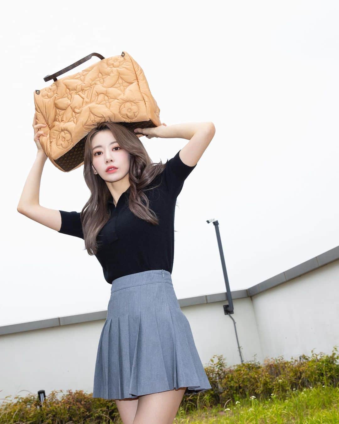 h3artbrak3rsのインスタグラム：「#repost @39saku_chan via @PhotoAroundApp  . LV🫰💖  #louisvuitton #PR  #SAKURA #미야와키사쿠라 #사쿠라  #宮脇咲良 #咲良  #LE_SSERAFIM #르세라핌」