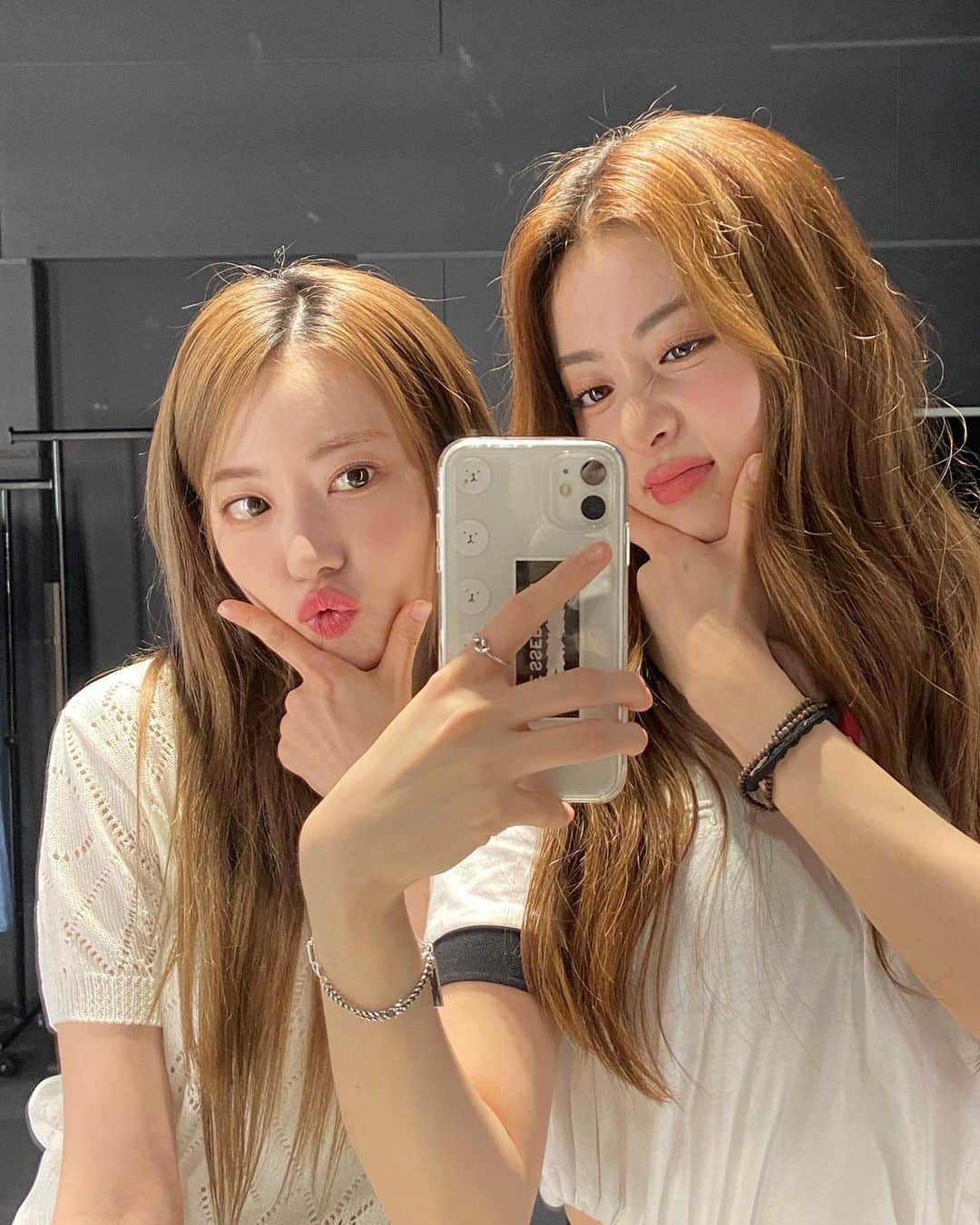 h3artbrak3rsのインスタグラム：「… #SAKURA #미야와키사쿠라 #사쿠라  #宮脇咲良 #咲良  #HUHYUNJIN #YUNJIN #허윤진  #LE_SSERAFIM #르세라핌」