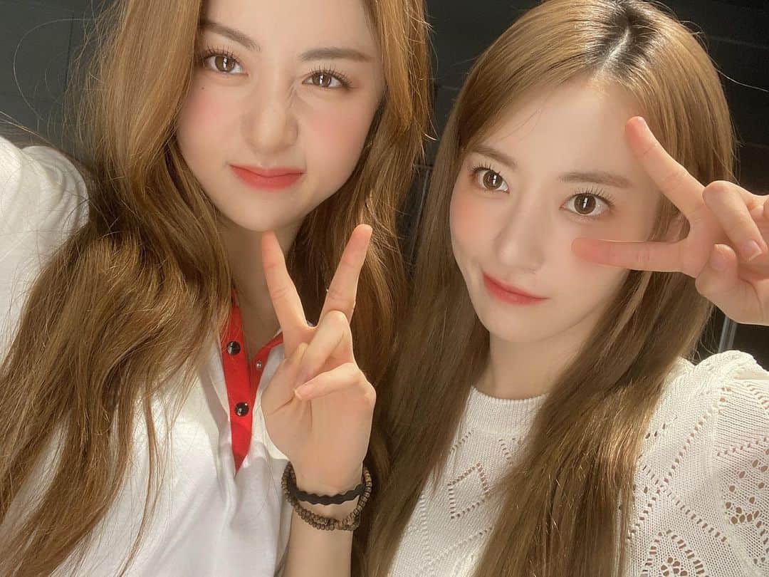 h3artbrak3rsのインスタグラム：「… #SAKURA #미야와키사쿠라 #사쿠라  #宮脇咲良 #咲良  #HUHYUNJIN #YUNJIN #허윤진  #LE_SSERAFIM #르세라핌」