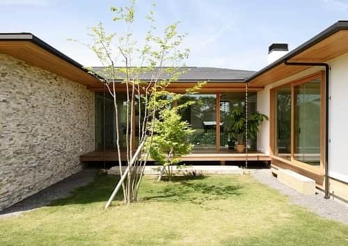 feve casaのインスタグラム：「【住宅実例新着！】 つくば市に建つ木造の平屋。コの字型に配置された優雅なたたずまい。耐震等級３もとっている安心感。 設計：鈴木宏幸/アトリエ137一級建築士事務所  この設計者の作品がもっと見られます  @feve_casa  プロフィールからアクセス👍」