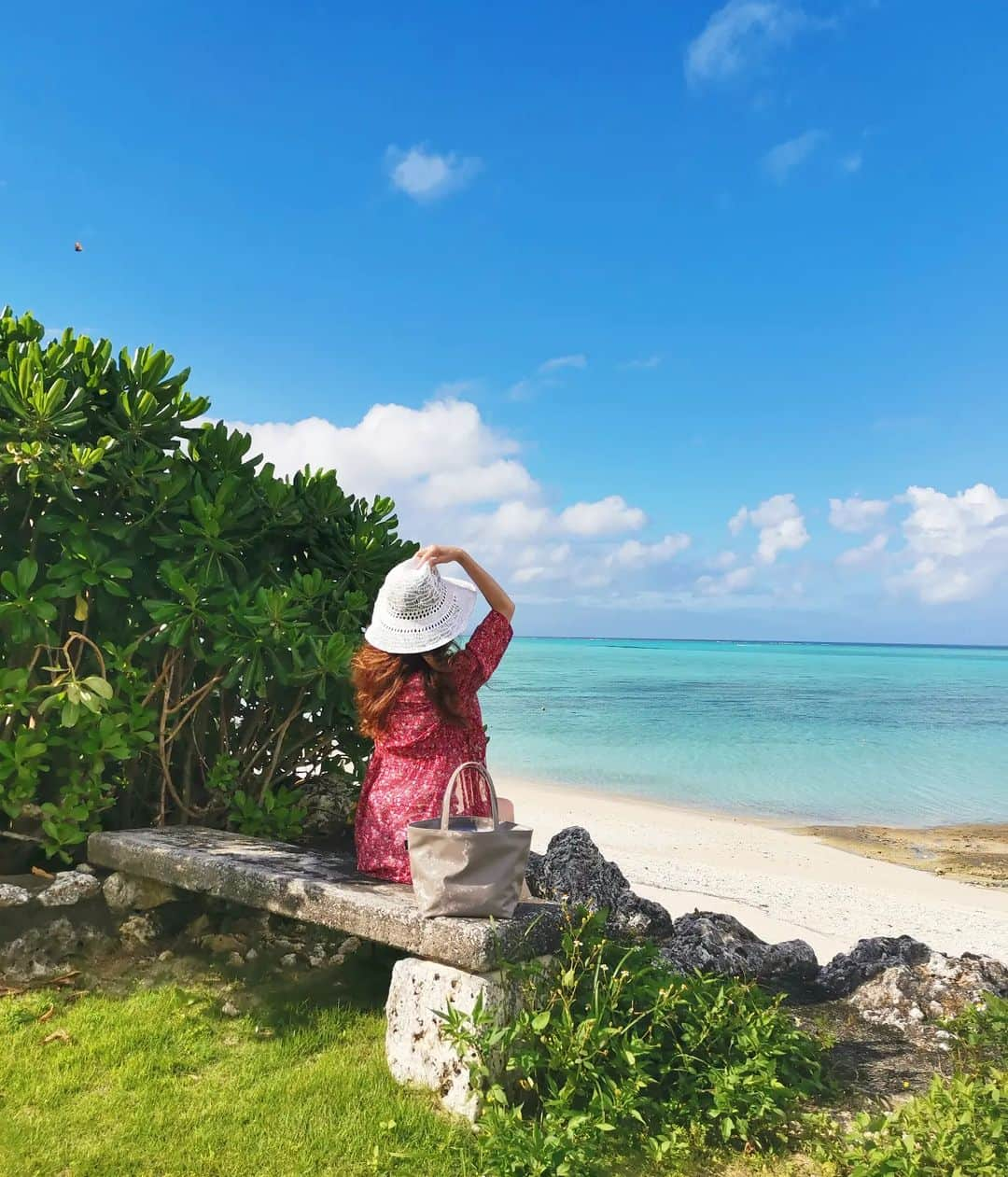 杉山由紀子さんのインスタグラム写真 - (杉山由紀子Instagram)「non加工♡♡♡ 夢リストの1つだった与論島✨ * 夢の与論島は自然が凄くて🌿 優しい空気感のある素敵な島でした🏝 * 信号一つしかないんだって🤗 * 今回は成田✈沖縄✈与論島へ✨ * * 着いて初日はレンタカーして 島を一周してみました❤ 与論島は一周40分くらいでまわれてしまう小さな島なんです🏝✨ * * シーマンズビーチが綺麗すぎて✨ 個人的にはほんとは言いたくない🤫♡ おすすめスポットになりました!! * * * #与論島 #yoron #百合が浜 #海 #百合ヶ浜 #沖縄 #ヨロン #鹿児島 #ヨロンブルー #与論ブルー #与論 #ヨロン島 #ヨロン駅 #離島 #プリシアリゾートヨロン #鹿児島県 #yoronisland #ノンフィルター #sea #夏 #プリシアリゾート #リゾート #自然 #波 #龍神さま #スピリチュアル #travel #リゾート旅行 #夏休みの過ごし方 #yukiko__trip」6月22日 2時13分 - yukikosugiyama