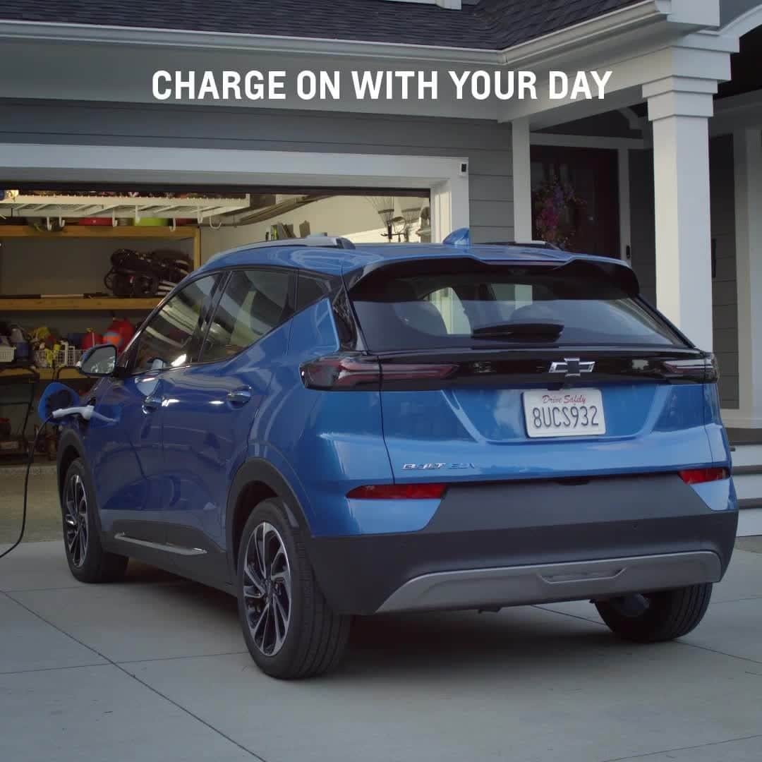 シボレーのインスタグラム：「Need a tech break? #Chevy offers standard outlet installation when you purchase or lease a 2022 #BoltEUV.」