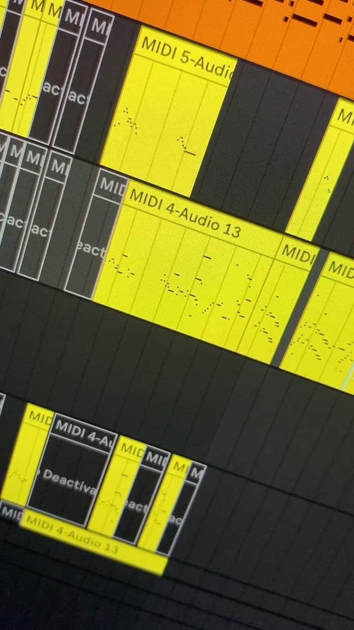バンクスのインスタグラム：「This is from when I was writing birds by the sea. What a mess the session was haha. I did 5 million takes of the piano and then just ended up layering because it’s such a wild ride. Producing and writing this song is burned in my memory. Exactly the minute second millisecond I wrote certain notes. It kind of made me sad when I first wrote it. I feel like it really sums up being grown looking back at young love. But it’s such a beauty. it also makes me happy. Life ♥️」