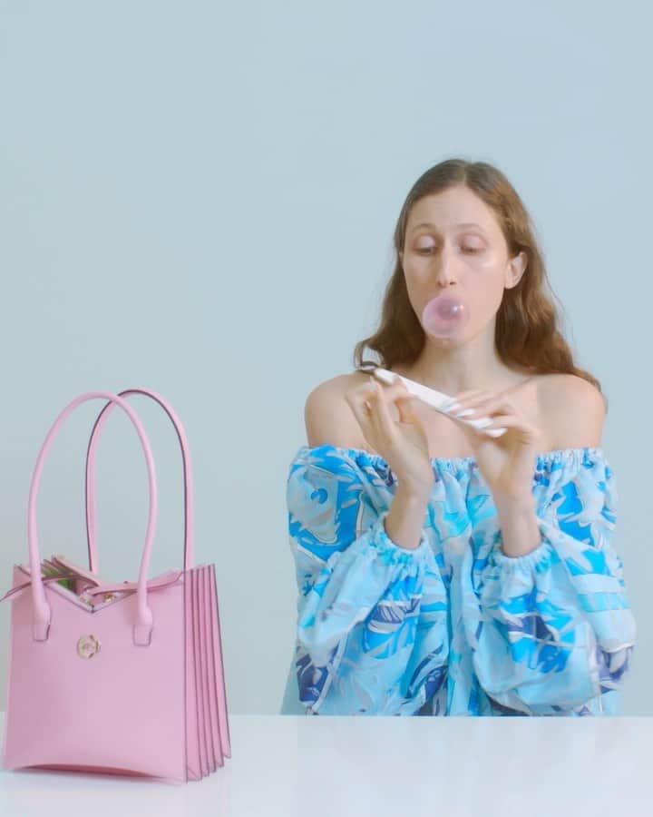 サラバターリアのインスタグラム：「ANNA CLEVELAND WITH HER TATI BAG AND A CHEWING GUM   #ASMR  ART DIRECTION @bat__sara  DIRECTOR @marco.celotti STARRING @anna_vrc   DOP @nicolacattanidop AC & FOCUS PULLER @mattia8aviani GRIP @francescostabili BOOM OPERATOR @carillo___ SOUND DESIGNER @sunbernardo.it STYLIST @pasqualecangemi @vitogiorgiogucciardo MUAH @terni.federico NAILS ARTIST @unghiesupreme EDITOR @elitamontini COLORIST @ciccibuum  SPECIAL THANKS   @galleriaantoniobattaglia  #SARABATTAGLIA」