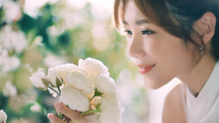 Elva Niのインスタグラム：「一直都很喜歡白茶花香氣 有一種淡雅恬適的感覺令人很放鬆 最近滴露推出了全新ProSkin白茶花與溫泉礦物清香沐浴乳霜 沐浴時肌膚散發著淡淡白茶花香 而且還配合溫泉礦物清香 8小時持續保濕* 潤澤每一寸肌膚💦 還有12小時防汗味^及溫和防菌保護 配方無添加Parabens防腐劑、礦物油、TCC及Triclosan 最適合忙碌一整天後使用🛁 沐浴後釋放全日疲累 感覺像浸了溫泉般的舒服放鬆 同時全身散發出潤の水感美  你也趕快來試用 和我一起成為Beauty in the City吧❤️   #Dettol #DettolHK #滴露ProSkin白茶花與溫泉礦物清香沐浴乳霜 #潤の水感美 #BeautyInTheCity   *Reckitt R&D 2019 ^引致汗味的細菌(Reckitt R&D 2015)」