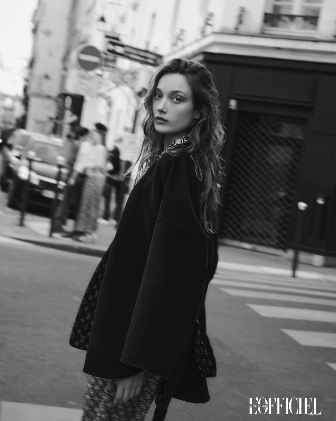 ユミ・ランバートのインスタグラム：「Be the wind. Be restless. The rest will follow up.  Shooting for @lofficielsingapore ❤️‍🔥」