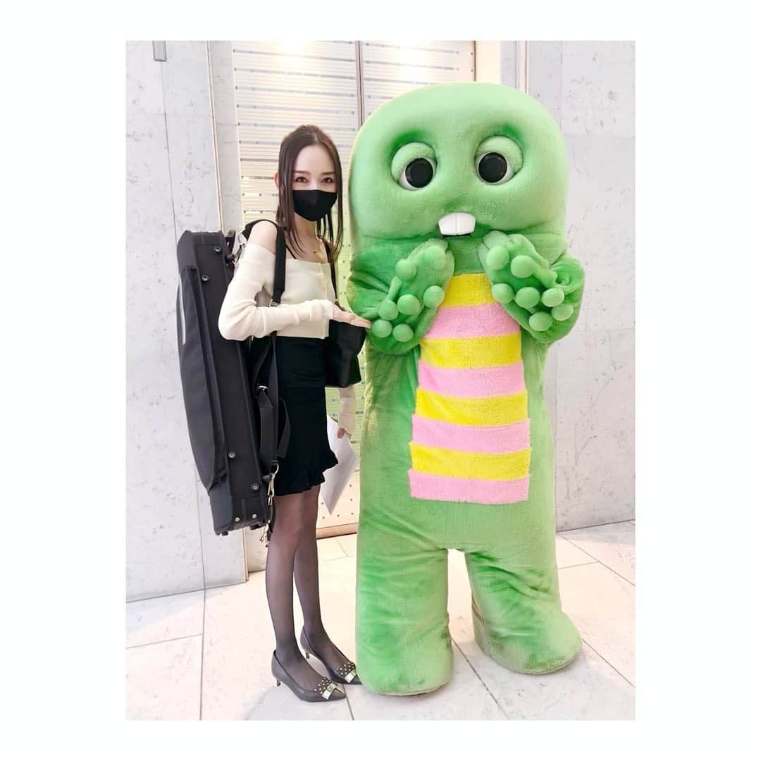 宮本笑里のインスタグラム：「偶然、ガチャピン様に出会えたよ😳✨  #Beポンキッキ で出逢ったキッズ達は 元気かな、と懐かしく感じたのでした。  #ガチャピン #violinist  #lowclassic」