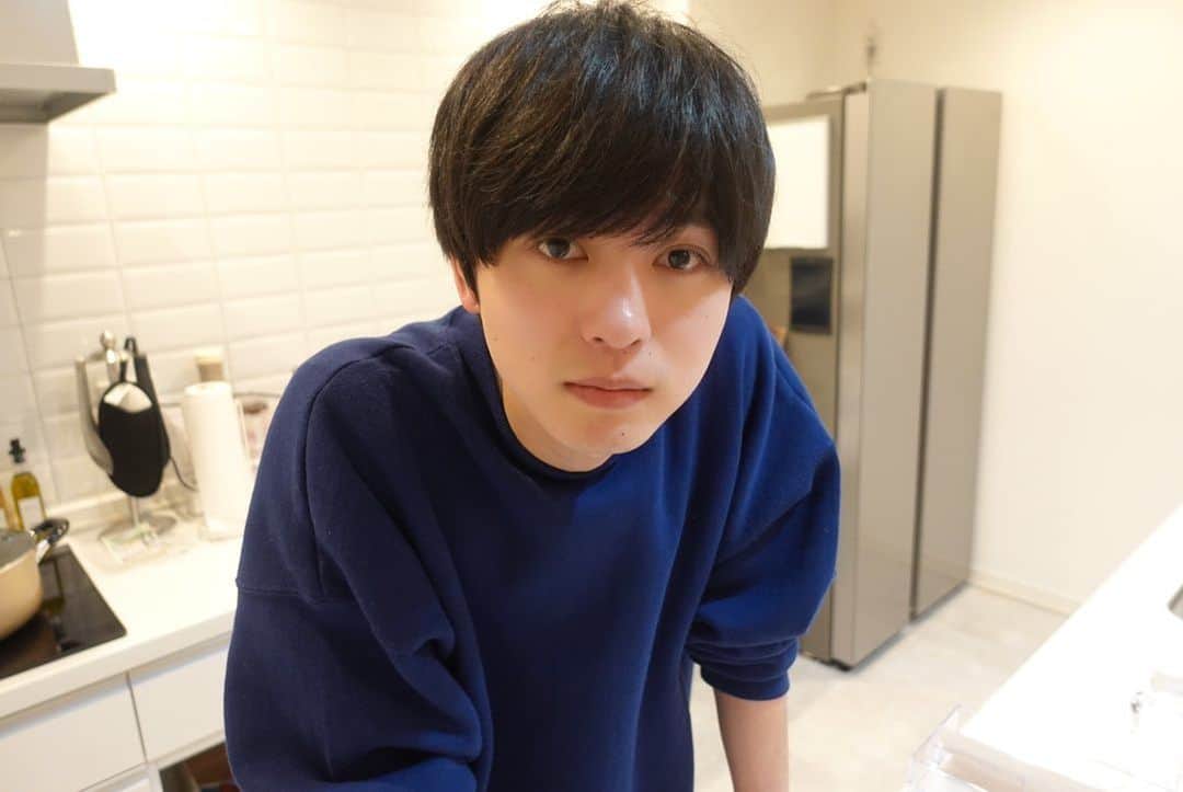 松村陸斗のインスタグラム：「たくさんのあたたかいコメント、 メッセージありがとうございます‼︎  全部読んでいます‼︎  あの時の自分に見せてあげたかったなぁ😌  1、2枚目はしおんが持ってきたカメラで 撮ってくれました📸  #ドラ恋 #恋愛ドラマな恋がしたい」