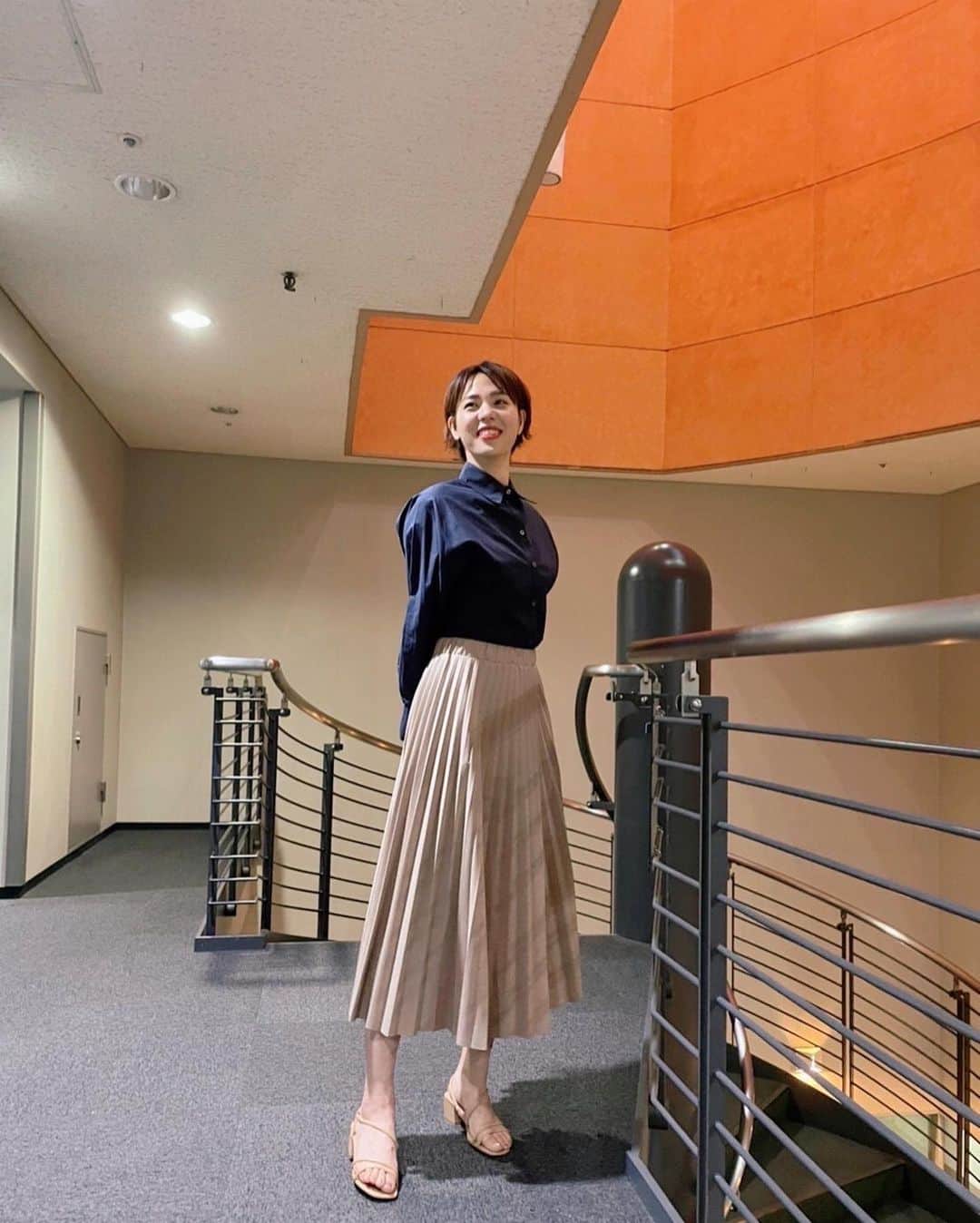 のインスタグラム：「・ ネーションズリーグ  解説衣装👗 ・ 2日間共に @ottodame_jp  ・ 解説なので全身映らないのですが、今回も素敵な衣装ありがとうございました😆👗 ・ メイクはいつもお世話になっている直美さん🌷 ・ リップとネイルをネーションズリーグ カラーにしてくれました💄💅✨ 気づいた方いましたか🤭？ ・ 今回も素敵に変身させてくださりありがとうございました😊♪」