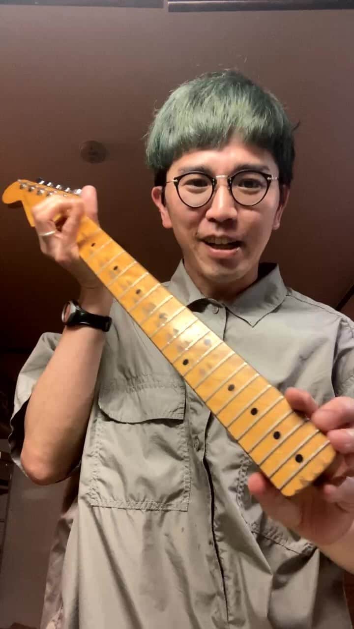 三浦太郎のインスタグラム：「折れたギターのネックを紹介しながら料理するインスタライブ🎸」