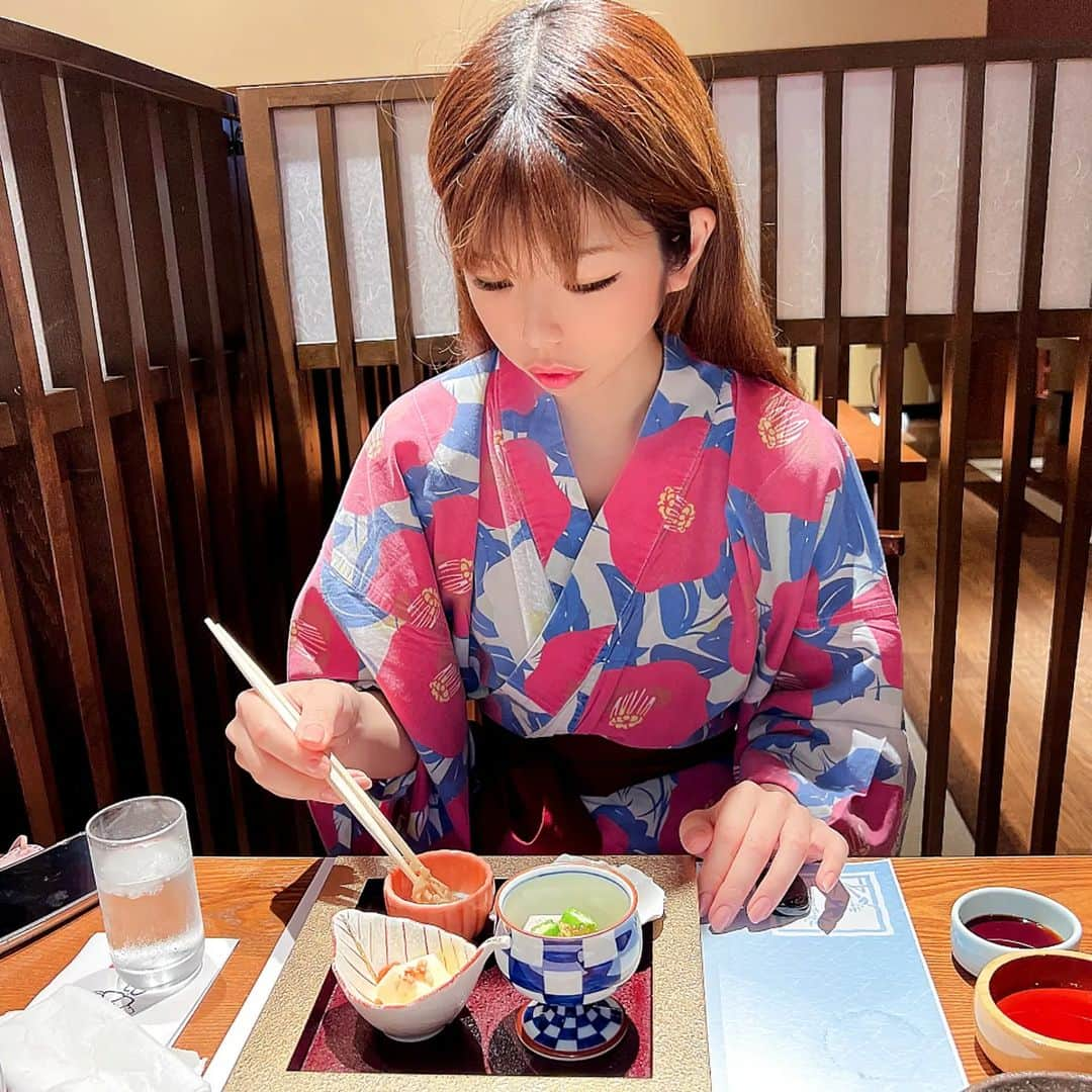 みんちゃん のインスタグラム：「前菜のくらげが気にいるみん🍴 . ご飯に夢中で油断してる時の不意打ちショット😂. . . . . . . . #海舟 #gal #和歌山 #露天風呂 #旅行好きな人と繋がりたい #ootdfashion #ootd #旅行 #温泉旅行 #温泉 #gotoトラベル #summer #和歌山グルメ #travel #gototravel #ギャル #ディナー #コース料理 #dinner #グルメ #浴衣女子 #ギャル #ホテル #hotel #記念 #いいね返し #ホテルステイ #浴衣 #白浜 #」