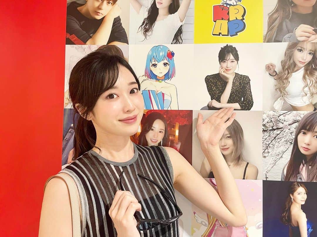 sakiのインスタグラム：「渋谷観てきました〜👀💕  ちょこんといましたぁ🤣 看板掲載ありがとうございました🙇‍♀️  #ワンセブンライブ #イチナナ #渋谷駅 #看板」