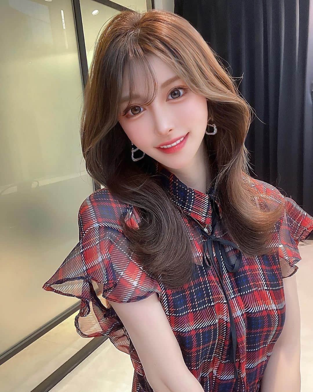 藤咲めいのインスタグラム：「TikTokでバズってるイケメン美容師ナカシオくんのところでカラーしてもらったよ💇‍♀️💜in渋谷🔥 @naka0523   4年くらい前からの知り合いで、久々に再会したの🤣✨ 出会った頃はアシスタントしてたけど、いつの間にか人気美容師さんになってたよ🫣✂︎  スタイリングも上手くて盛れたので投稿に残させて🥹💕 9枚目は動画だよ🫶🏻 . . #渋谷サロン #美容師 #ワンホンヘア #ヘアメイク #ヘアスタイル #カラー #ヘアサロン #サロンモデル #動画 #photogram #fyp #selfie #hairstyle #haircolor」