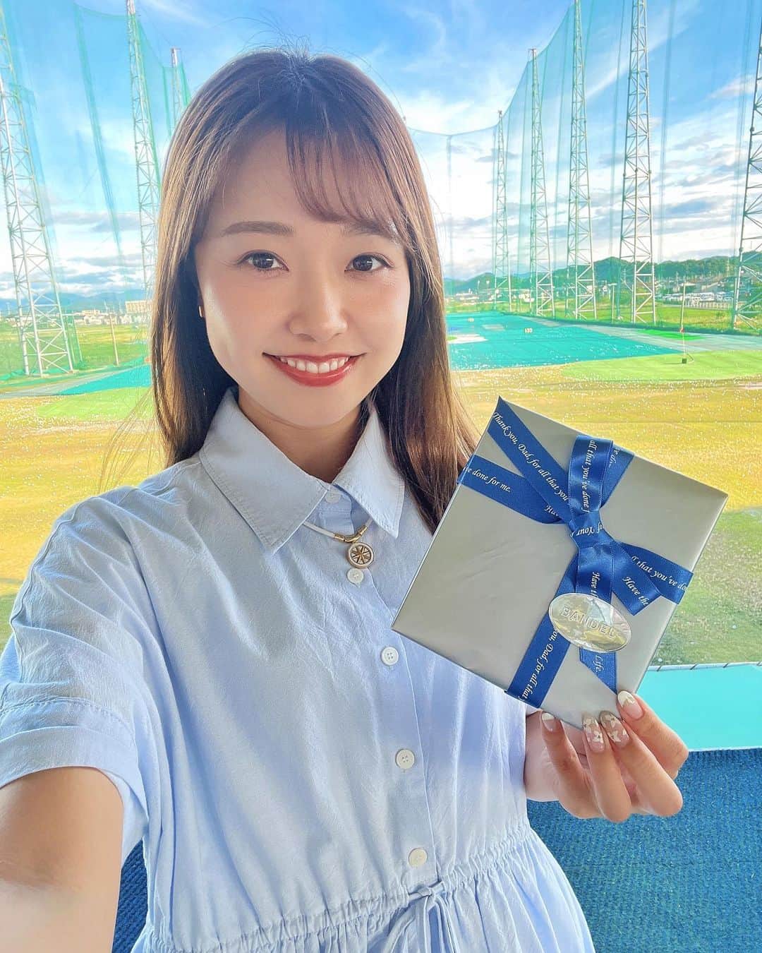 萩原菜乃花のインスタグラム：「父の日は何をプレゼントした？🎁  今年は @bandel_official のネックレスをプレゼント♥️ 私もおそろい👧🏼 ゴルフだけじゃなくて普段からつけられるよー！ 磁気の力で肩こりの軽減ができるみたい！  まだ父の日プレゼントしてない方は候補に入れてみてねえ☺️  #バンデル#bandel#ネックレス#磁気ネックレス#父の日#プレゼント#ゴルフ#ゴルフ女子#ゴルフ男子#ゴルフウェア#ゴルフコーデ」