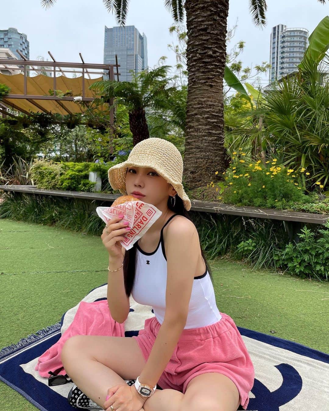 megbabyのインスタグラム：「いつも太陽を浴びないメグッドチームなのでたまには外でミーティング☀️🌴  ボスの帽子👒かわいいね🤭 #サンクッションは忘れずに💛」