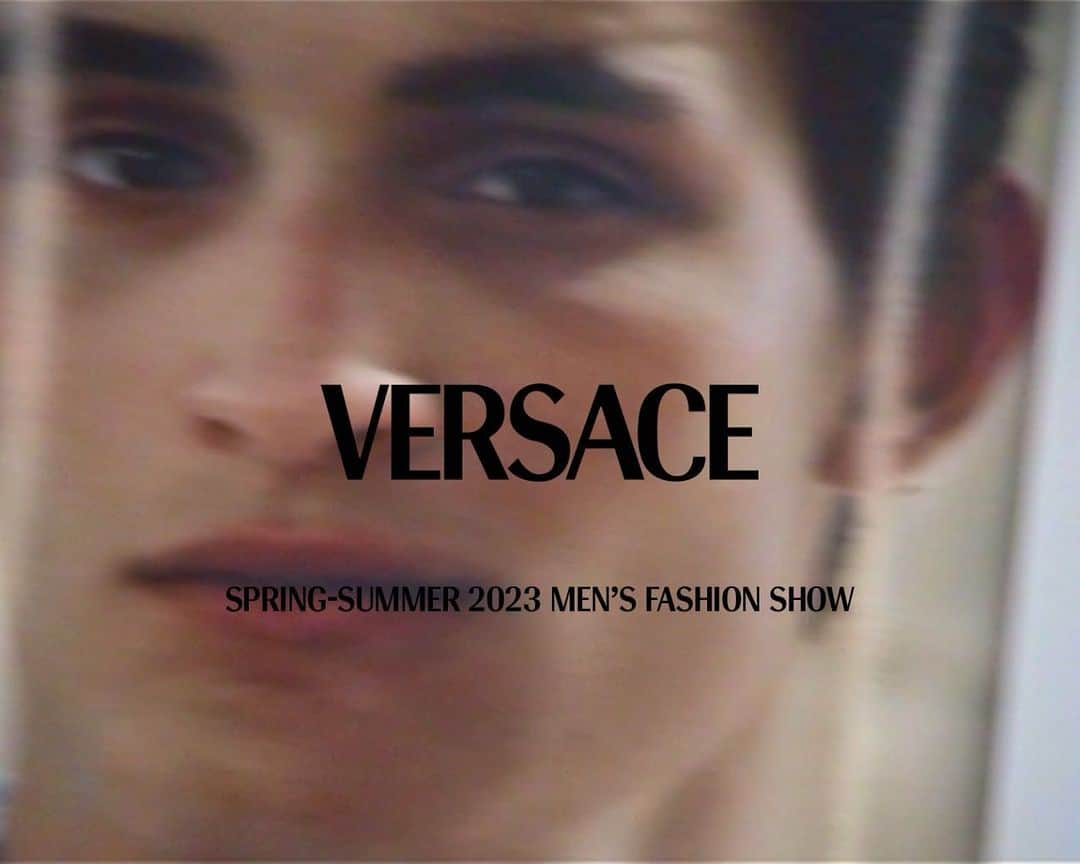 ジャンニヴェルサーチのインスタグラム：「Behind the scenes of the Spring-Summer 2023 Men’s collection with @donatella_versace.  Watch the #VersaceSS23 Men’s fashion show and see more from the collection at Versace.com.」